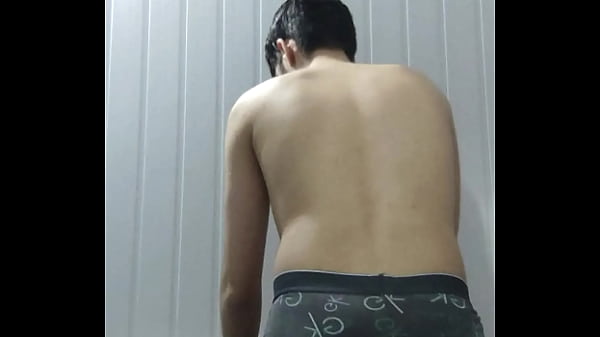 Hot twink twerks his ass up