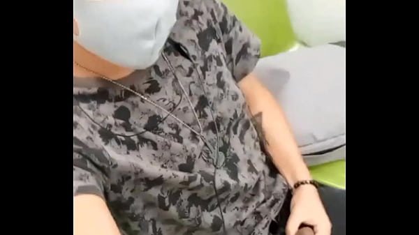 Joven exhibicionista en el vagón del metro en CDMX