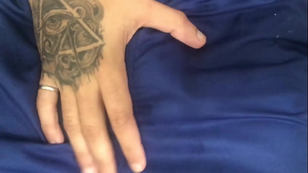 Le digo a mi amigo que si me puede acariciar la verga. 2da parte. Siguenos