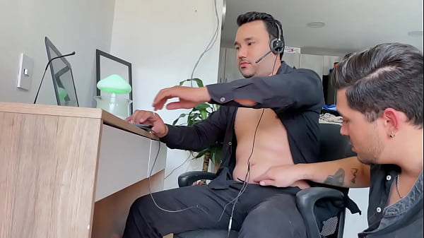 Mi jefe me preña el culo en el trabajo en horario de oficina luego de pedirle un aumento