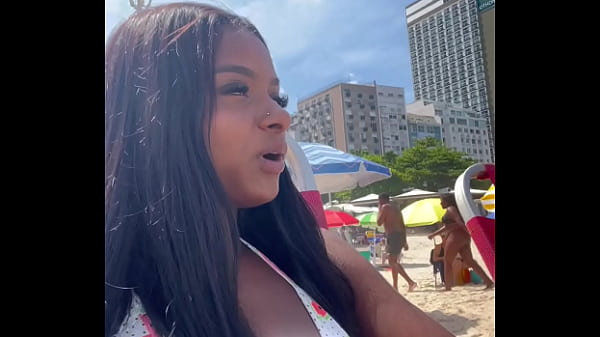 Novinha casada chama um surfista na praia para fuder é meu corno filma tudo