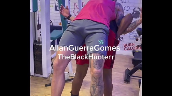 O lutador de MMA Allan guerra pegou o negão pra treinar e acabou em broderagem na sauna da academia