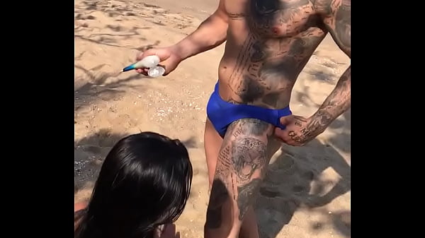 Passando Bronzeador no lutador de MMA Allan Guerra Gomes Chuva de prata na praia