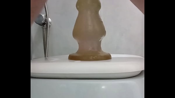 Plug anal destruindo cu de um rabudo