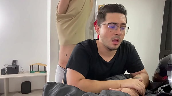 Subo a extraño en mi motocicleta y terminamos follando en su casa, y le dejo culo lleno de leche caliente.