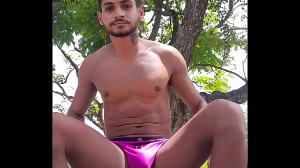 Aquele exibição na praça depois da praia… Gozada no Red.