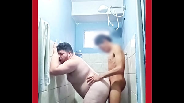 Encanador veio trocar o chuveiro e acabou me fodendo no banheiro mesmo – Parte 2 (COMPLETO NO XVIDEOS RED)