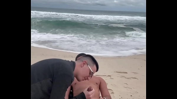 Fudendo na praia.