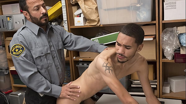 Gay Mall Guard Recovers Expensive Goods from The Shoplifting Guy – Menperps