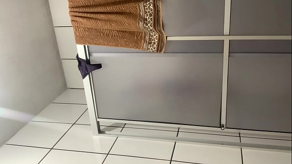 Gozando ao cheirar a calcinha da vizinha   punheta fumando e piscando o cuzão