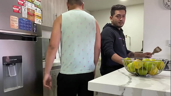 Hijastro y padrastro follan en la cocina a pelo mientras esposa duerme