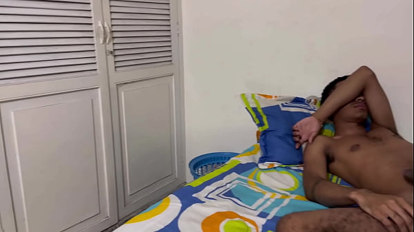 My roommate sees me naked in micuarto and fucks me