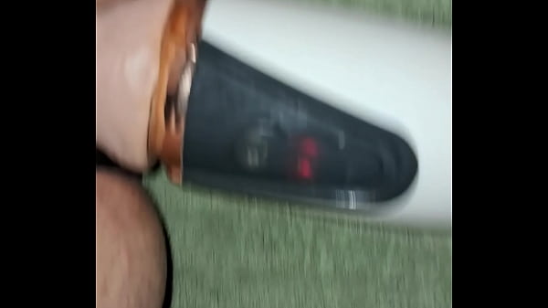 Ninguém me come, então o jeito é um vibrador no cu.