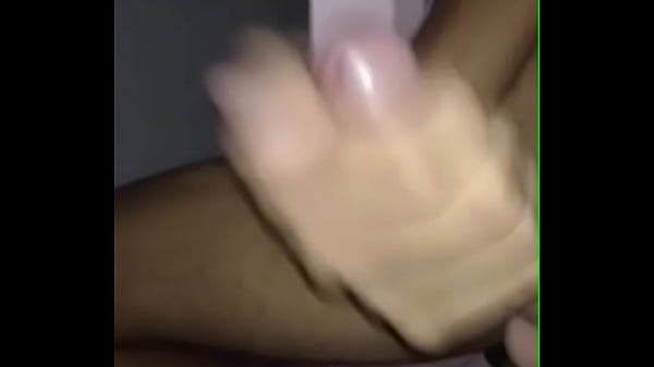 NOVINHO SE MASTURBANDO NO QUARTO