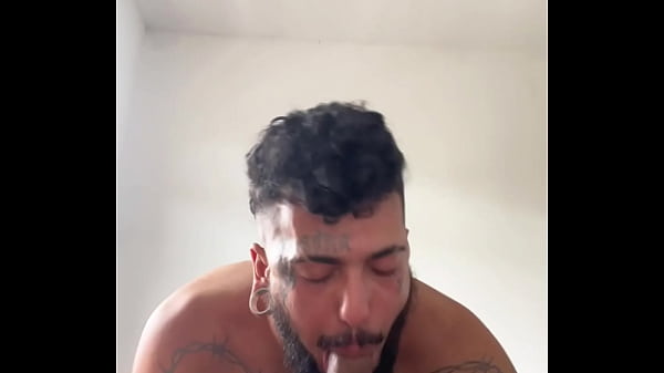 Ofereci café pro meu vizinho que ganhei pica pra mamar – Assista completo (RED)