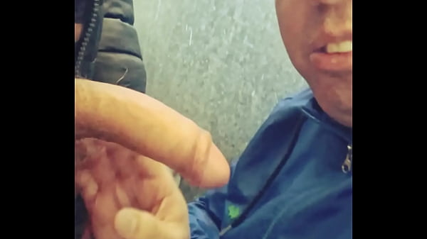 Operario de la fabrica Thames, 23 años se encuentra en los baños de estacion Carapachay con Mariano Bextor y le deja la leche bien adentro de la garganta