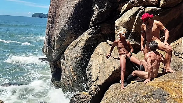 Pescador safado foi flagrado dando o cu atrás das pedras. – COMPLETO NO RED