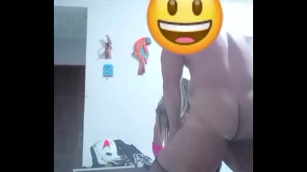 Recebendo pica gostosa no tapete da sala.