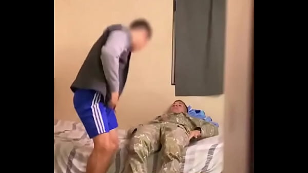 Tirando con el militar