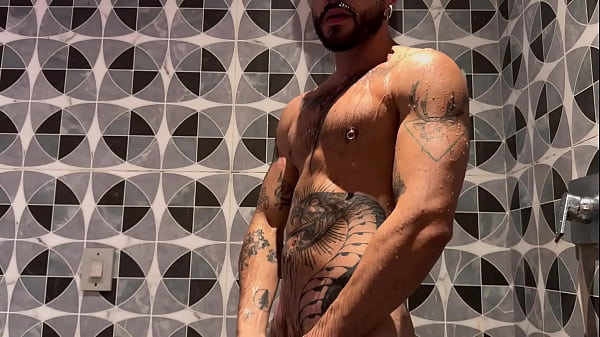 Ativo colocando cadela para chupar seu pau e pés na banheira – PRO