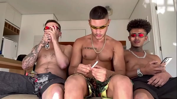 Chamei meu amigo hetero pra experimentar um putinho safado comigo.