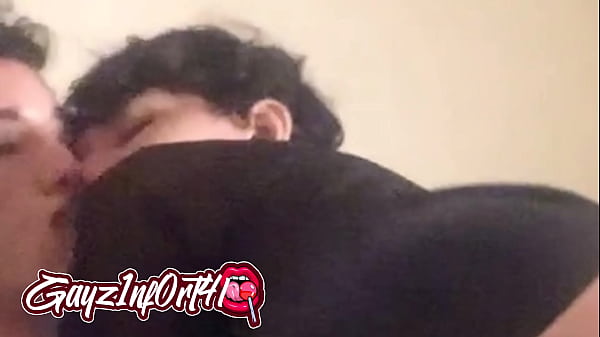 Chupando o branquinho safado no banheiro