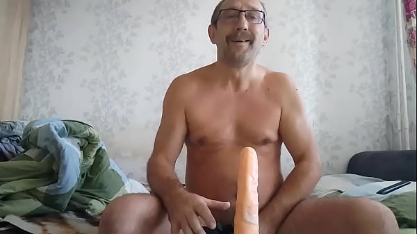 Дилдо в жопе и в рту