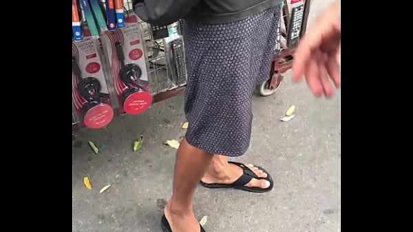 Desenrolei com o vendedor da lojinha de celular e ele deixou eu mamar a pica dele