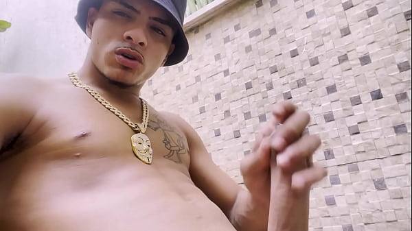 Fiquei todo gozado na varanda de casa