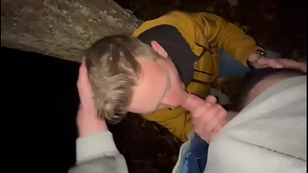 Jebana dziwka ciągnie w plenerze