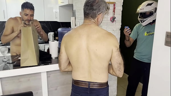 Me folló el repartidor porque no pude pagar la comida