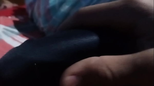 Me toco en mi pants de la escuela
