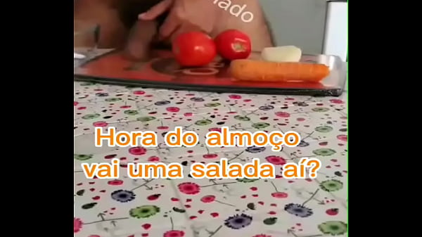 Meal time, how about a salad?Hora do almoço, vai uma salada ai?