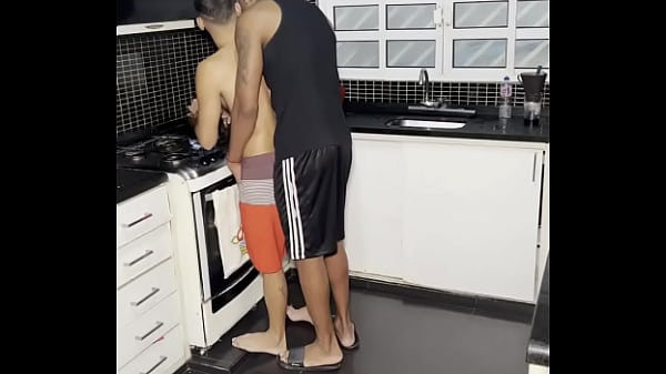 novinho leva piroca do negao dotado quando estava fazendo café