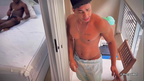 PEGUEI O MEU PRETINHO BATENDO UMA E RESOLVI DEIXA ELE SE ALIVIAR NO MEU CU PARTE 1