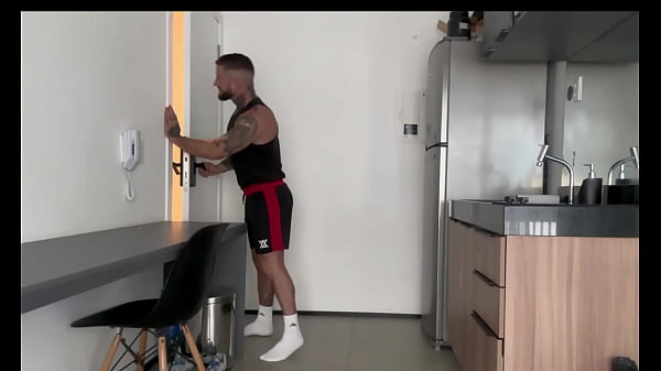 Vizinho me chamou pra fuder ele.