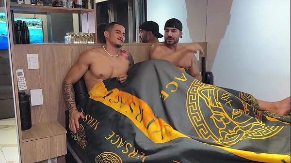 Yuri Diaz chamou o amigo pauzudo pra fuder seu vizinho.