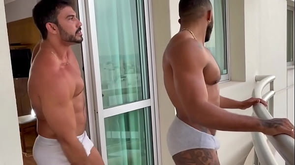 3 PARRUDOS MACHOS SE PEGANDO ,CHUPANDO CUZINHO E GOZANDO MUITO.