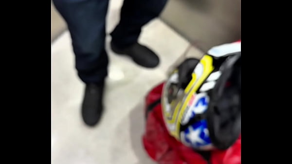 ENTREGADOR VEIO TRAZER O O LANCHE E ESTAVA DE PAU DURO, DEI UMA MANJADA E O PUTO PERGUNTOU SE EU QUERIA PEGAR.