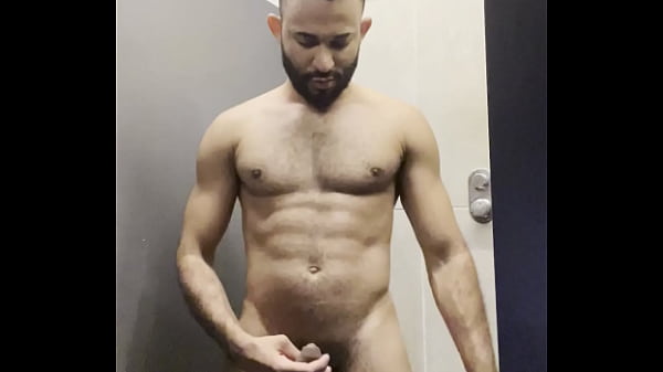 tomando banho no banheiro da academia