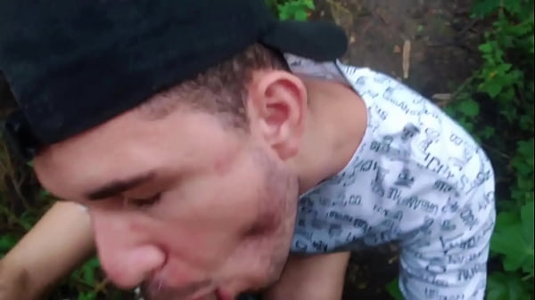 BBC Me chamou pra fazer trilha e meteu pica em mim com vários ao redor.