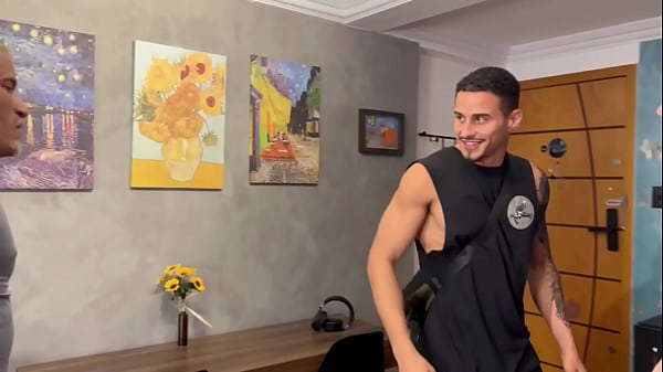 Contratei um personal pra treinar meu amigo e eu mas ele queria mesmo era fuder. – Free