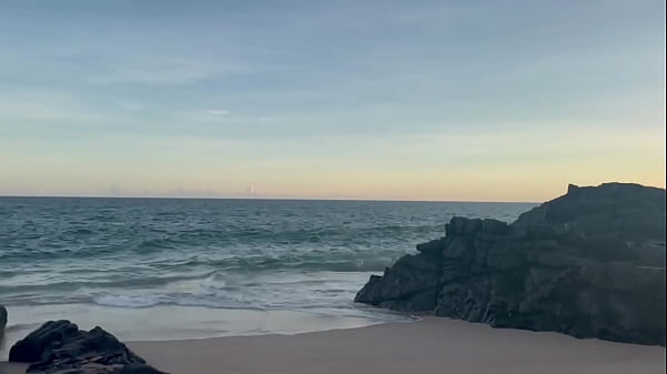 ENCONTREI UM NOVINHO NA PRAIA QUE QUERIA ME DAR. EXPERIMENTEI O CUZINHO DELE ALI MESMO. – FREE