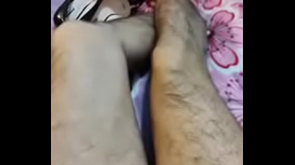 Hermosa chica tv jugando con dildo negro