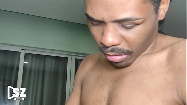 Interracial – Branquinho dando pro macho dotado