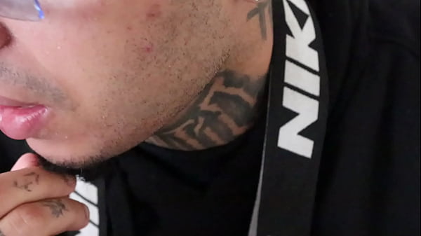 Le cobre a mi primo la plata que me debia, el accedio a pagarla con placer. Porno hetero gay en español