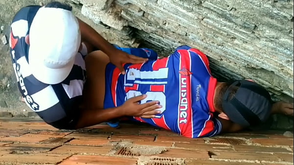 Meu Time Ganhou e Meu Vizinho Perdeu a Aposta e Teve Que Dar o Cuzinho Pra Mim Escondido No Beco