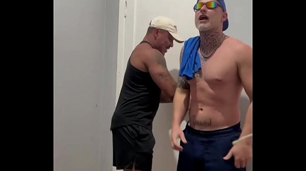 Negão dotado meteu forte no loirinho!