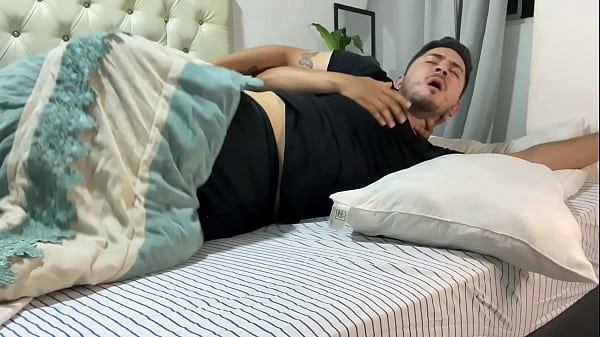 Padrastro cachondo confunde a su hijastro con su esposa y lo preña sin parar