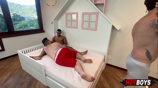 Prévia – Dois Dotados Musculosos Fodem o Gordinho No Sigilo da Mansão HotBoys